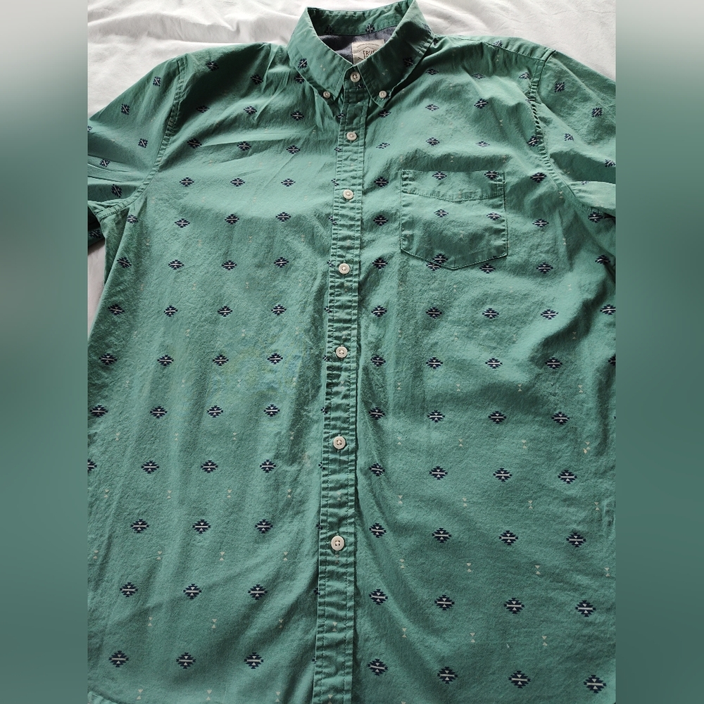 TRUE CRAFT Men's Button Up Shirt. Size XL. Short Sleeves.